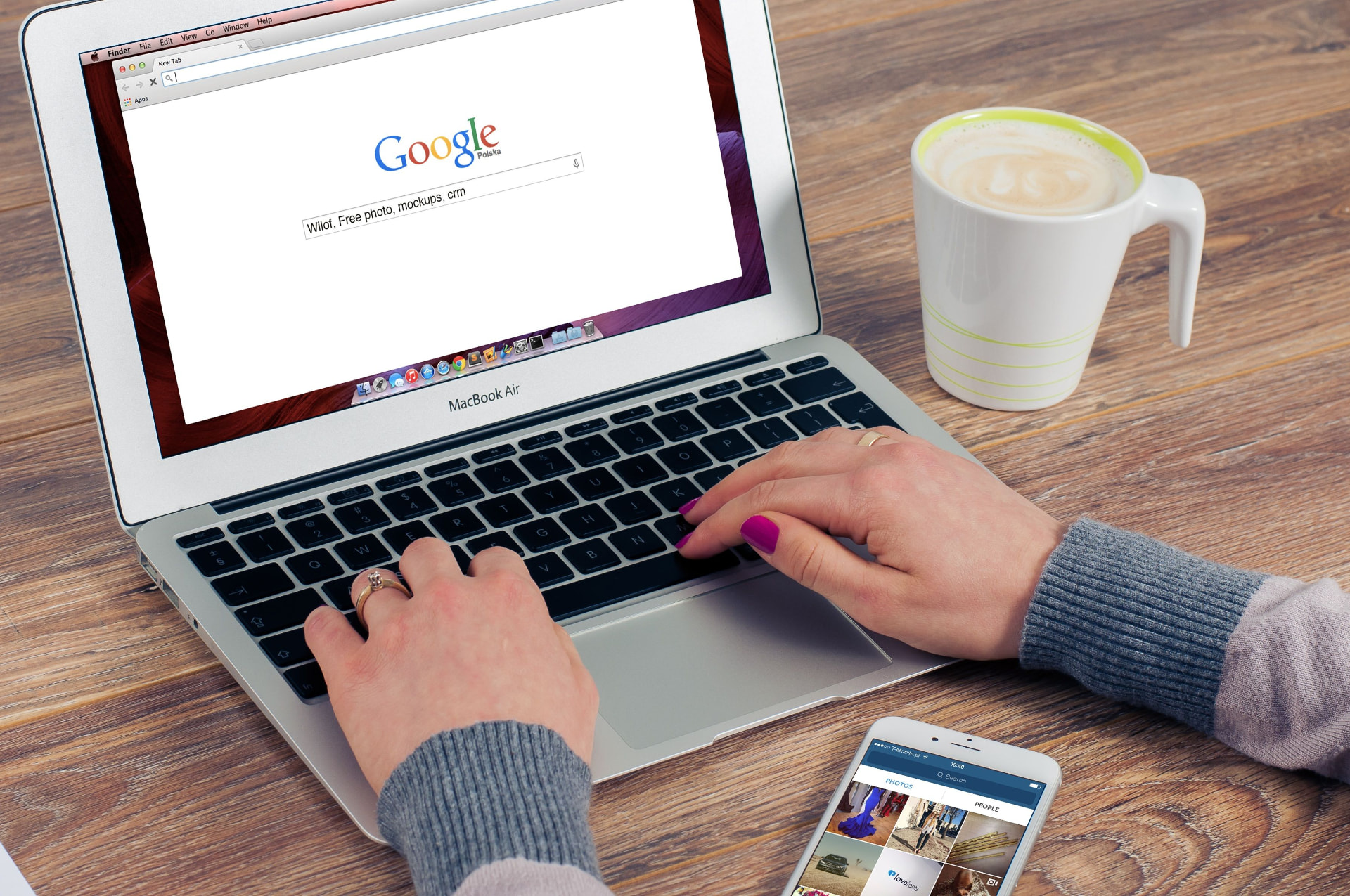 Recherche Google sur un ordinateur portable dans un espace de travail